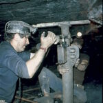 Mine de Cruejouls, pose d'un étançon