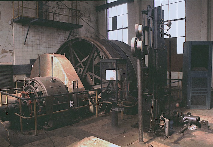 Machine d'extraction à tambpour cylindrique du puits Barois à Creutzwald, installé en 1947. © PCG 1986.