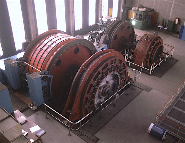 Les deux machines d'extraction à tambour et poulie Koepe du puits Vouters à Merlebach (Moselle). © PCG 1986