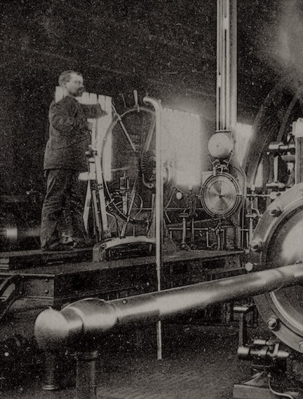 Poste de conduite d'une machine d'extraction à vapeur en 1900. Gros plan d'une carte postale ancienne.