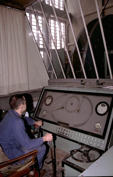 Poste de conduite années1950, d'une machine d'extraction électrique. Puits Cuvelette Sud. © PCG 2003.