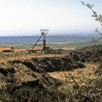 Salsigne anciens travaux à ciel ouvert, le puits Bru en arrière plan en 1978