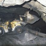 Salsigne déversement du minerai dans une cheminée, 1987