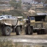 Salsigne, mine à ciel ouvert, transport du minerai vers l'aire de stockage des minerais par dumpers, 1987