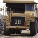 Salsigne, mine à ciel ouvert, transport du minerai vers l'aire de stockage des minerais par dumpers, 1987