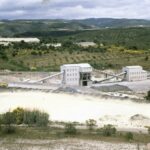 Salsigne, vue d'ensemble des ateliers de broyage concassage, 1987