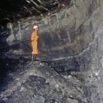 Buxières les Mines (Allier), mine de l'Aumance, le géologue inspecte le front de taille. ©PCG 1990