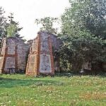 St Gervais d'Auvergne, le bâtiment du treuil d'extraction et les bases diu chevalement du puits E. Michelin. ©PCG 1984