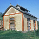 St Gervais d'Auvergne, le bâtiment du treuil d'extraction et les bases diu chevalement du puits E. Michelin. ©PCG 1984