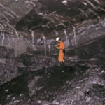 Buxières les Mines (Allier), mine de l'Aumance, le géologue inspecte le front de taille. ©PCG 1990