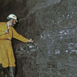 Buxières les Mines (Allier), mine de l'Aumance, le géologue inspecte le front de taille. ©PCG 1990